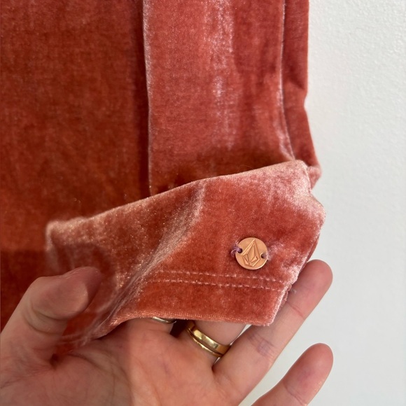 🎉4/30$🎉 Volcom Rust Velour Short Sleeve Tee PTP 19 in🧡 - Picture 3 of 5